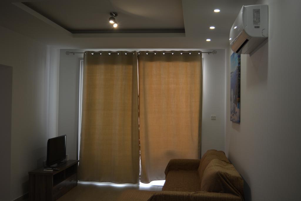 P L Panagiotis Apartment Larnaka Exterior foto